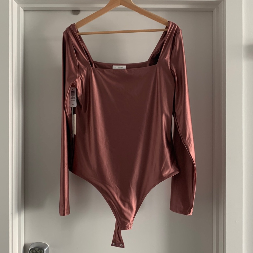Beautiful Babaton satinette bodysuit in red willow XL